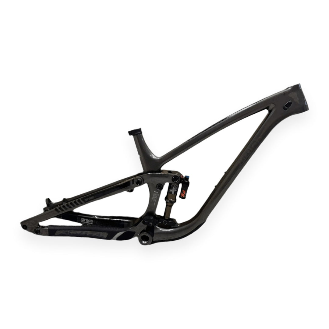 Iuhu HL (Menace) carbon frame, side view - titanium grey metallic