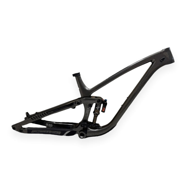 Iuhu HL (Menace) carbon frame, side view - titanium grey metallic